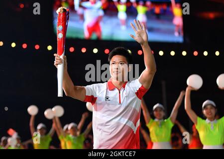 XI'an, la provincia cinese di Shaanxi. 15 settembre 2021. Torchbearer su Bingtian corre con la torcia durante la cerimonia di apertura per i 14 Giochi nazionali della Cina a Xi'an, provincia di Shaanxi della Cina nord-occidentale, 15 settembre 2021. Credit: Zhang Bowen/Xinhua/Alamy Live News Foto Stock