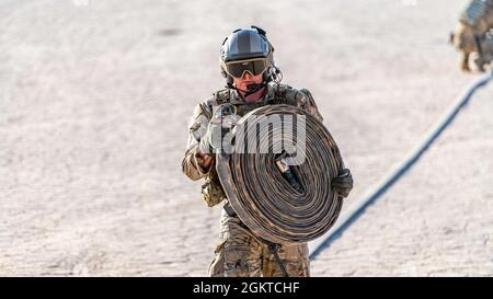 Gli Airmen al 26esimo Squadrone di salvataggio di Expeditionary, assegnato all'Ala 332 Air Expeditionary in una posizione inrivelata in qualche parte del sud-ovest asiatico, sono pronti a rispondere in un momento di preavviso! Foto Stock