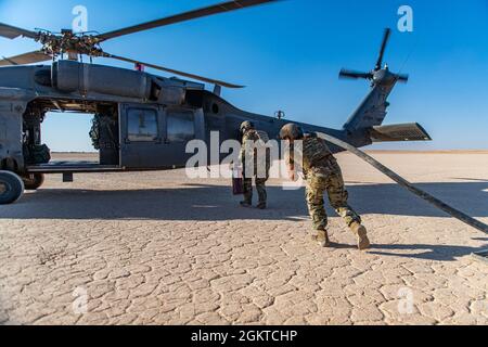 Gli Airmen al 26esimo Squadrone di salvataggio di Expeditionary, assegnato all'Ala 332 Air Expeditionary in una posizione inrivelata in qualche parte del sud-ovest asiatico, sono pronti a rispondere in un momento di preavviso! Foto Stock