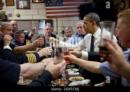 5 maggio 2011'Pochi giorni dopo la missione contro bin Laden, il Presidente si è recato a New York per incontrare le famiglie delle 9/11 vittime. Visitò anche Engine 54, Ladder 4, Battaglione 9 Firehhouse. La casa dei fuochi d'artificio, conosciuta come il 'Pride of Midtown', perse 15 vigili del fuoco nel 9/11 -- un intero turno e più di qualsiasi altra casa dei fuochi d'artificio di New York. Qui, i vigili del fuoco offrono un brindisi improvvisato al presidente in onore dei loro compagni caduti durante un pranzo presso la casa della stazione." (Foto ufficiale della Casa Bianca di Pete Souza) questa fotografia ufficiale della Casa Bianca è disponibile solo per il pub Foto Stock