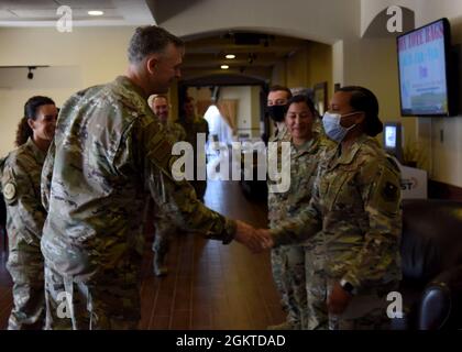 Craig Wills, a sinistra, 19esimo comandante dell'Air Force, riconosce gli Airmen assegnati al 56esimo Medical Group durante una visita di base, il 28 giugno 2021, alla Luke Air Force base, Arizona. La leadership del 19 ° AF ha visitato Luke AFB per impegnarsi con i membri della 56a ala Fighter, ottenendo una migliore comprensione dei successi e delle sfide affrontate dall'ala. La missione della 56a FW è quella di formare i più grandi piloti da combattimento del mondo e Airmen pronti per il combattimento. Foto Stock