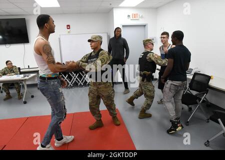 I soldati del 91° Battaglione militare di polizia a Fort Drum Practice rispondono a una chiamata nazionale mentre si allenano alla Mountain Guardian Academy. L'accademia è una miscela di lezioni in aula ed esercitazioni pratiche che mettono alla prova i soldati in una varietà di situazioni di applicazione della legge. Foto Stock