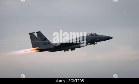 Un 493rd Fighter Squadron F-15C Eagle decollera durante un esercizio di ricerca, riparazione, pista, obiettivo a Royal Air Force Lakenheath, Inghilterra, 29 giugno 2021. Esercizi come F2T2 forniscono una formazione inestimabile, la disponibilità operativa e migliorano le relazioni e l'interoperabilità degli Stati Uniti con i suoi partner e alleati. Foto Stock