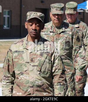 Da sinistra a destra, Gen. Jonathan Woodson, comandante generale, Army Reserve Medical Command, Gen. Alberto Rosende, comandante generale, 63° Divisione preparazione Briga. Gen. Joseph Marsiglia, comandante generale, Army Reserve Medical Readiness and Training Command march durante il SPC. Jameson L. Lindskog U.S. Army Reserve Center memorializzazione cerimonia 29 giugno 2021 presso Parks Reserve Forces Training Area a Dublino, California. Lindskog, residente di Pleasanton, California, è stato ucciso in azione il 29 marzo 2011 mentre serviva come medica di combattimento con il 2° Battaglione, 327° reggimento di fanteria, 1° brigata Foto Stock