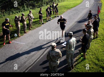 I soldati del Walter Reed Army Institute of Research incoraggiano i corridori a concludere l'evento di due miglia come parte della sede centrale e sede centrale Company Commanders Cup, 30 giugno 2021. La coppa è caratterizzata da squadre provenienti da ciascuno dei centri di unità WRAIR che competono in eventi, dagli e-sport, al frisbee finale e molto altro ancora. Foto Stock