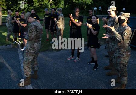 I soldati del Walter Reed Army Institute of Research (WRAIR) incoraggiano i loro colleghi concorrenti durante la sede centrale e la sede centrale inaugurale della Comanders Cup, 29 giugno 2021, Silver Spring, MD. La coppa è caratterizzata da squadre provenienti da ciascuno dei centri di unità WRAIR che competono in eventi, dagli e-sport, al frisbee finale e molto altro ancora. Foto Stock