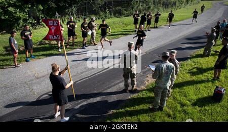 I soldati del Walter Reed Army Institute of Research incoraggiano i corridori a concludere l'evento di due miglia come parte della sede centrale e sede centrale Company Commanders Cup, 30 giugno 2021. La coppa è caratterizzata da squadre provenienti da ciascuno dei centri di unità WRAIR che competono in eventi, dagli e-sport, al frisbee finale e molto altro ancora. Foto Stock