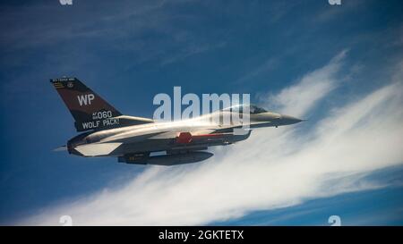 John Gallemore, ottavo comandante dell'ala dei combattenti, vola un F-16 Fighting Falcon sopra la base aerea di Kunsan, Repubblica di Corea, 29 giugno 2021. Gallemore è il comandante della 61a ala della Kunsan Air base, Repubblica di Corea, che in precedenza servì come 80esimo comandante del Fighter Squadron dell’installazione nel 2015. Foto Stock