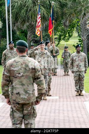 Il Major Paul Selzer, comandante delle truppe, saluta il 165esimo Comandante della Brigata d'Infantry col. Kent G. Solheim alla conclusione della cerimonia di cambio di comando dell'unità il 29 giugno presso il campo della Vittoria. Foto Stock