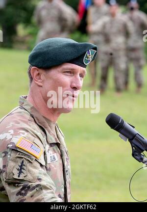 Il Colon. Kent G. Solheim, 165esimo comandante della Brigata di fanteria, parla durante una cerimonia di cambio comando del 28 giugno dove assume il comando della Brigata. Foto Stock