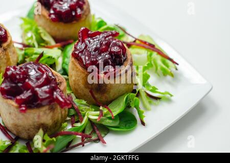 Mini torte di maiale, maiale inglese condito, avvolto in un dolce croccante e saporito servito con barbabietole e chutney d'arancia in cima, tradizionale pasto inglese Foto Stock