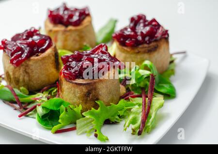 Mini torte di maiale, maiale inglese condito, avvolto in un dolce croccante e saporito servito con barbabietole e chutney d'arancia in cima, tradizionale pasto inglese Foto Stock