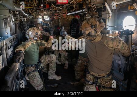 Gli operatori speciali polacchi segnalano in preparazione a respingere da un US Air Force CV-22B Osprey durante un addestramento di inserimento ed estrazione a corda rapida durante l'esercitazione Sea Breeze 21 a Ochakiv, Ucraina, 29 giugno 2021. Si tratta della ventunesima iterazione dell'esercizio, che si svolge ogni anno nella regione del Mar Nero, in collaborazione con l'Ucraina e gli Stati Uniti, e che mira a migliorare l'interoperabilità delle nazioni partecipanti, rafforzando la sicurezza marittima a sostegno della stabilità all'interno della regione. Foto Stock