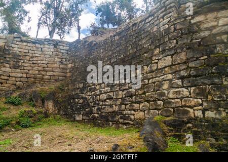 Muri di pietra a Kuelap rovine, nord del Perù Foto Stock