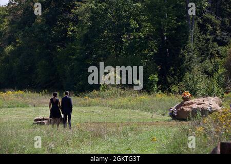 11 settembre 2011'dopo la cerimonia al Flight 93 National Memorial, il Presidente e la First Lady si fermano mentre si guarda il luogo dell'incidente.' (Foto ufficiale della Casa Bianca di Pete Souza) questa fotografia ufficiale della Casa Bianca è resa disponibile solo per la pubblicazione da parte delle organizzazioni di notizie e/o per uso personale la stampa dal soggetto(i) della fotografia. La fotografia non può essere manipolata in alcun modo e non può essere utilizzata in materiali commerciali o politici, pubblicità, e-mail, prodotti, promozioni che in alcun modo suggeriscono l'approvazione o l'approvazione del presidente, della prima famiglia, o Th Foto Stock