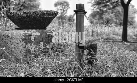 Colpo bianco e nero, tubi di plastica per irrigazione per l'approvvigionamento idrico a diversi lati del campo. Foto Stock