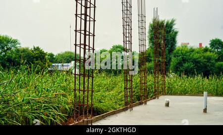 Armatura arrugginita in calcestruzzo e solette industriali in cemento armato utilizzate nella costruzione di edifici e strutture. Foto Stock