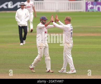 15 Settembre 2021. Londra, Regno Unito. Simon Harmer di Essex festeggia dopo aver ottenuto il cazzo di Hashim Amla mentre Surrey prende l'Essex nel campionato della contea al Kia Oval, giorno tre David Rowe/Alamy Live News Foto Stock