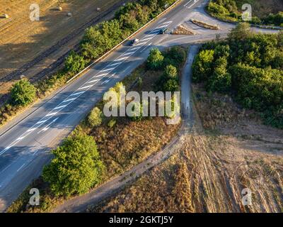 Strada che attraversa i terreni agricoli della Bulgaria orientale Foto Stock