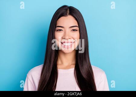 Foto di affascinante felice bella giovane donna sorriso viso buon umore isolato su sfondo color pastello blu Foto Stock