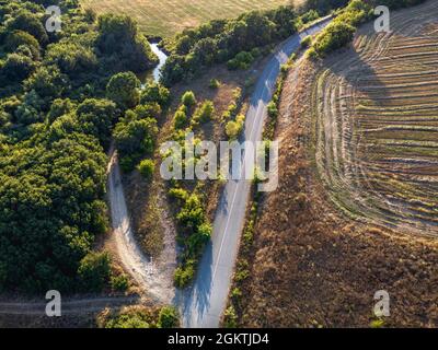 Strada che attraversa i terreni agricoli della Bulgaria orientale Foto Stock