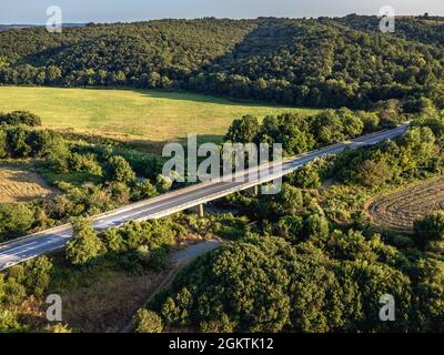 Strada che attraversa i terreni agricoli della Bulgaria orientale Foto Stock