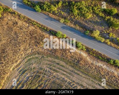 Strada che attraversa i terreni agricoli della Bulgaria orientale Foto Stock