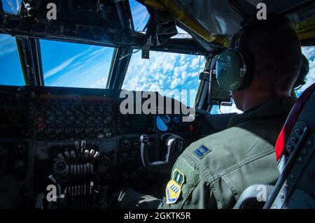 Il capitano Brian Washburn, co-pilota della 96esima Bomb Squadron, vola uno stratofortress B-52H dalla base dell'aeronautica di Barksdale, Louisiana durante un esercizio di vigilanza Bayou 30 giugno 2021. Questo sortie è stato il volo di capstone ad un'esercitazione strategica di preparazione nucleare di una settimana. Foto Stock