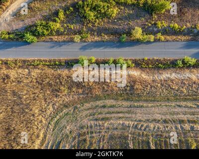 Strada che attraversa i terreni agricoli della Bulgaria orientale Foto Stock