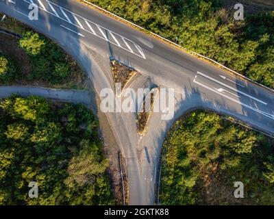 Strada che attraversa i terreni agricoli della Bulgaria orientale Foto Stock