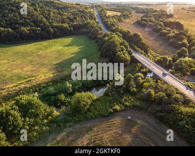 Strada che attraversa i terreni agricoli della Bulgaria orientale Foto Stock