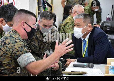 Gen. James Bierman, a sinistra, 3d Marine Division comandante generale, Lt. Colon. Alfred Butler, 2d Battaglione, 2d Marines comandante ufficiale, Toshiya Okabe, consulente nazionale per la sicurezza del governo giapponese ed ex capo di stato maggiore della JGSDF, discute dell'esercizio della forza-forza di Shinka tra le forze statunitensi e giapponesi, la JGSDF Fuji Training School, Giappone. Shinka, che significa “evoluzione” in giapponese, è progettato per testare e sviluppare tattiche, tecniche, tecnologia e abilità che garantiranno la capacità di aiutare a sostenere la difesa del Giappone. Ar. Combinata Foto Stock