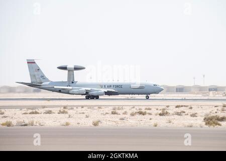 Un velivolo statunitense e-3 Sentry Airborne Warning and Control System (AWACS) assegnato al 968a Squadrone Expeditionary Airborne Air Control, decade a sostegno di un esercizio congiunto e plurinazionale presso la base aerea al Dhafra (ADAB), Emirati Arabi Uniti, 30 giugno 2021. Durante gli esercizi, più piattaforme hanno lavorato insieme per eseguire e perfezionare tattiche, tecniche e procedure per contrastare le minacce del sistema aereo senza equipaggio. La formazione coerente con le nazioni partner garantisce l'interoperabilità e la capacità di difendersi, e rafforza la sicurezza e la stabilità nella regione. Foto Stock