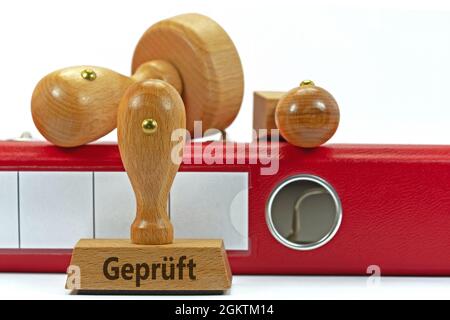 Timbro di legno con la scritta 'Geprüft', traduzione 'verificato' Foto Stock