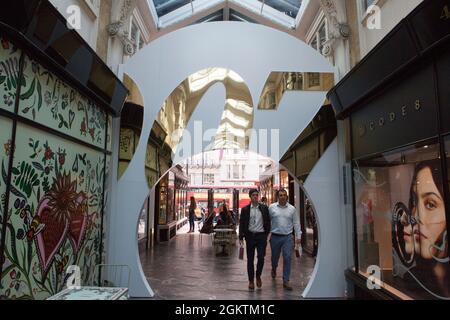 Londra, Regno Unito, 15 settembre 2021: Con il nuovo film di James Bond "Nessun tempo per morire" che verrà pubblicato nei cinema del Regno Unito il 30 settembre, la Burlington Arcade di Mayfair è entrata nell'atmosfera con un tunnel specchiato e una segnaletica oro 007. Dopo ripetuti ritardi nei cinema di rilascio si spera che il film di alto profilo riporterà il pubblico nei cinema. Anna Watson/Alamy Live News Foto Stock