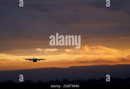 Un MC-130J Air Commando II decollo dalla Royal Australian Air Force base Richmond, Australia, 30 giugno 2021 durante l'azione 21 di Esercitazione Teak. Il personale del primo Squadron Special Operations ha condiviso formazione, tattiche, pianificazione e procedure con le controparti RAAF del No. 37 Squadron, perfezionando l'interoperabilità tra le due nazioni. Foto Stock