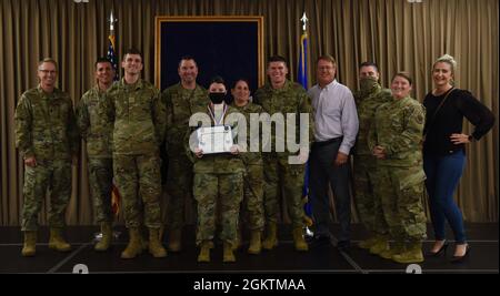 Un tecnico. SGT. Seleziona dalla 319a posa di Contracting Squadron per una foto durante una cerimonia di rilascio il 30 giugno 2021 alla base dell'aeronautica di Grand Forks, N.D. La missione di 319 CONS è massimizzare le capacità di Team Grand Fork ottimizzando le operazioni aziendali e proteggendo al contempo gli interessi pubblici. Foto Stock