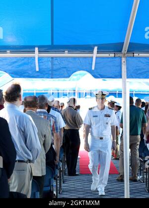 Naval Medical Forces Pacific Commander posteriore ADM. Tim Weber parte dal Naval Submarine Medical Research Laboratory Foto Stock