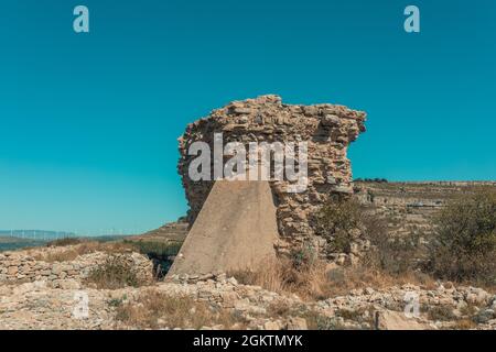 Sereno paesaggio delle rovine storiche in una steppa sotto un cielo azzurro chiaro Foto Stock