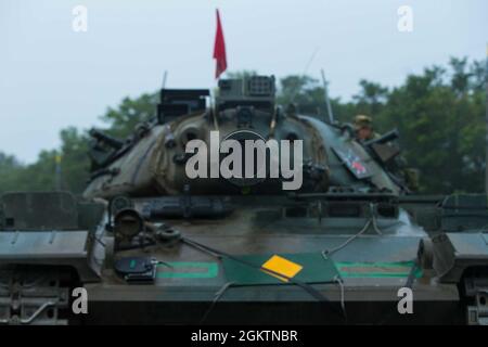 Un Japan Ground Self-Defense Force tipo 74 Main Battle Tank partecipa ad allenamenti di combattimento realistici durante l'esercizio Shinka al Combined Arms Training Center, Camp Fuji, Giappone, 30 giugno 2021. Shinka e esercizi come questo esemplificano un impegno condiviso verso una formazione innovativa che produce forze letali, pronte e adattabili in grado di operare in modo decentralizzato in un'ampia gamma di missioni. Foto Stock