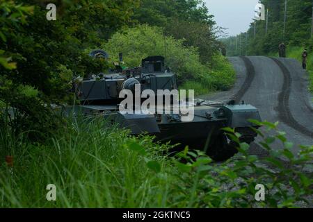 Un Japan Ground Self-Defense Force tipo 90 Main Battle Tank partecipa ad allenamenti di combattimento realistici durante l'esercizio Shinka al Combined Arms Training Center, Camp Fuji, Giappone, 30 giugno 2021. Shinka e esercizi come questo esemplificano un impegno condiviso verso una formazione innovativa che produce forze letali, pronte e adattabili in grado di operare in modo decentralizzato in un'ampia gamma di missioni. Foto Stock