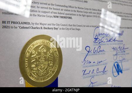 Una foto closeup del certificato presentato dal consigliere Chris Cate, consigliere del 6° Distretto di San Diego, al col. Charles B. Dockery, comandante uscente della Stazione aerea del corpo Marino Miramar, Dichiarando il 30 giugno come 'Colonel Charles B. Dockery Day' in tutta la città di San Diego, su MCAS Miramar, San Diego, California, giugno 30, 2021. Cate visitò la stazione per incontrare il Colon. Thomas M. Bedell, il comandante entrante di MCAS Miramar, e saluta il Dockery riconoscendo il suo servizio alla Città di San Diego con una dichiarazione del 30 giugno come Th Foto Stock