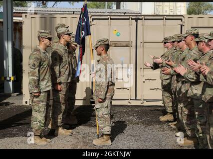 Guardia costiera degli Stati Uniti, CMdR. Benjamin Lehrfeld, comandante del Task Group 68.6, presenta il premio di Comendation Team Meritorious della Guardia Costiera a 12 soldati dell'esercito degli Stati Uniti assegnati alla Dagger Company, 1-102d fanteria (montagna), 86th Infantry Brigade Combat Team, Task Force Iron Grey, a Camp Lemonnier, Gibuti, 30 giugno 2021. Il Coast Guard Meritorious Team Comendation è premiato per l'esecuzione di azioni eccezionali di gruppi riconosciuti che mostrano coesione e lavoro di squadra notevole ai superiori comandanti echelon. Viene assegnato a gruppi o squadre che non sono identificati come unità della Guardia Costiera degli Stati Uniti Foto Stock