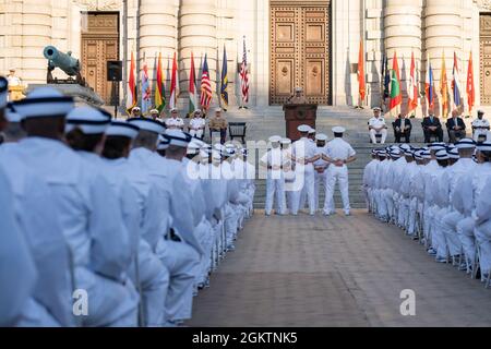 ANNAPOLIS, Md. (30 giugno 2021) la United States Naval Academy accoglie i nuovi midshipmen di quarta classe, o plebes, della classe di 2025 durante un processo di induzione di due giorni. I-Day segna l'inizio di un impegnativo periodo di sei settimane di indottrinamento chiamato Plebe Summer, destinato a trasferire i candidati dalla vita civile a quella militare. Come college laureato del servizio navale del nostro paese, l'Accademia Navale prepara giovani uomini e donne a diventare ufficiali professionali di competenza, carattere e compassione nella Marina degli Stati Uniti e corpo Marino. Foto Stock