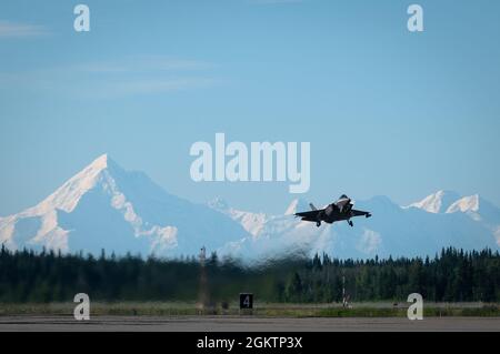 Un F-35A Lightning II assegnato al 355esimo Fighter Squadron (FS) decollo dalla base dell'aeronautica di Eielson, Alaska, 1 luglio 2021. Noto anche come “Fighting Falcons”, il 355° FS è uno dei due squadroni F-35A con codifica di combattimento di Eielson. Foto Stock