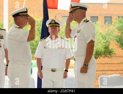 KINGS BAY, GA. (1 luglio 2021) il Capitano Jesse Zimbauer (a sinistra), comandante in entrata, USS Georgia (SSGN 729) (oro), saluta il Capitano Robert Peters (a destra), comandante in uscita, Alleviandolo dei suoi doveri durante una cerimonia di cambio di comando tenuta al padiglione commemorativo della seconda guerra mondiale a bordo della base navale sottomarina di Kings Bay, Georgia. Foto Stock