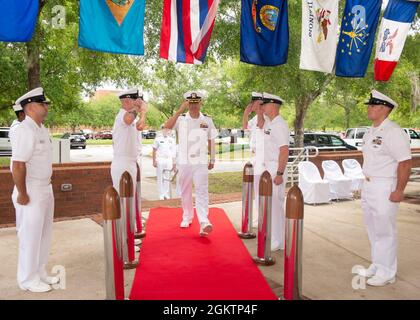 ROBERT 2021 Peters, comandante uscente, USS Georgia (SSGN 729), saluta i marciapiedi durante la cerimonia del cambio di comando tenutasi al padiglione commemorativo della seconda guerra mondiale a bordo della base navale sottomarina di Kings Bay, Georgia. Peters è sollevato dal Capt. Jesse Zimbauer. Foto Stock