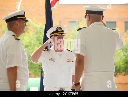 KINGS BAY, GA. (1 luglio 2021) Capt. Robert Peters (a destra), comandante uscente, USS Georgia (SSGN 729) (Gold), saluta Capt. Bill Patterson, commodore, Squadron sottomarino 16, Mentre dichiarava che è stato sollevato dei suoi doveri durante una cerimonia di cambio di comando tenuta al padiglione commemorativo della seconda guerra mondiale a bordo della base navale sottomarina di Kings Bay, Georgia. Foto Stock