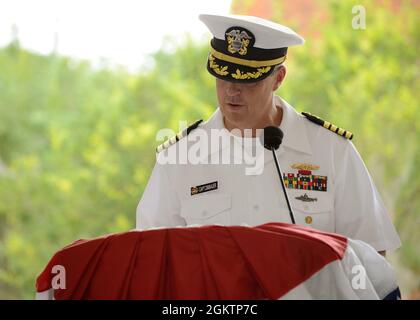 JESSE 2021 Zimbauer, comandante in arrivo, USS Georgia (SSGN 729) (Oro), parla a distinti ospiti, famiglie e equipaggio durante la cerimonia del cambio di comando tenutasi al padiglione commemorativo della seconda guerra mondiale a bordo della base navale sottomarina di Kings Bay, Georgia. Zimbauer allevia il capitano Robert Peters. Foto Stock