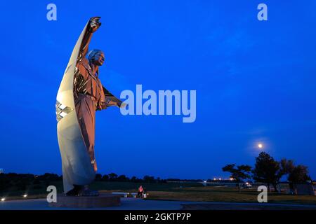 La vista notturna della dignità statua aka dignità della Terra e del cielo in i-90 zona di riposo vicino Chamberlain.South Dakota.USA Foto Stock